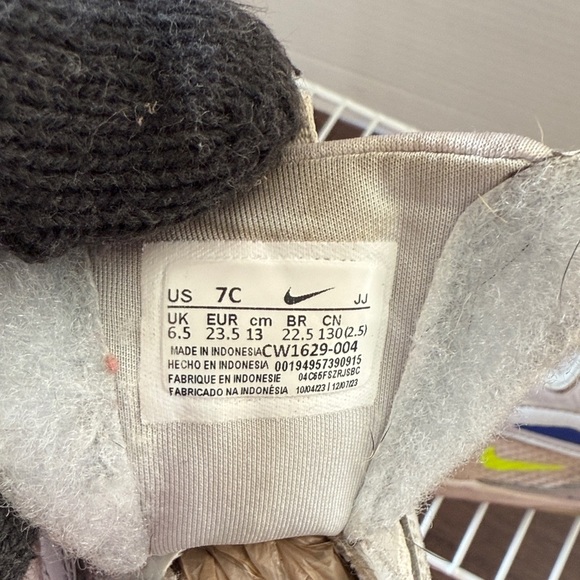 Nike Kids Sneakers in Beige and Blue with Neon Accents Size 7 Children's Shoes - Picture 5 of 7